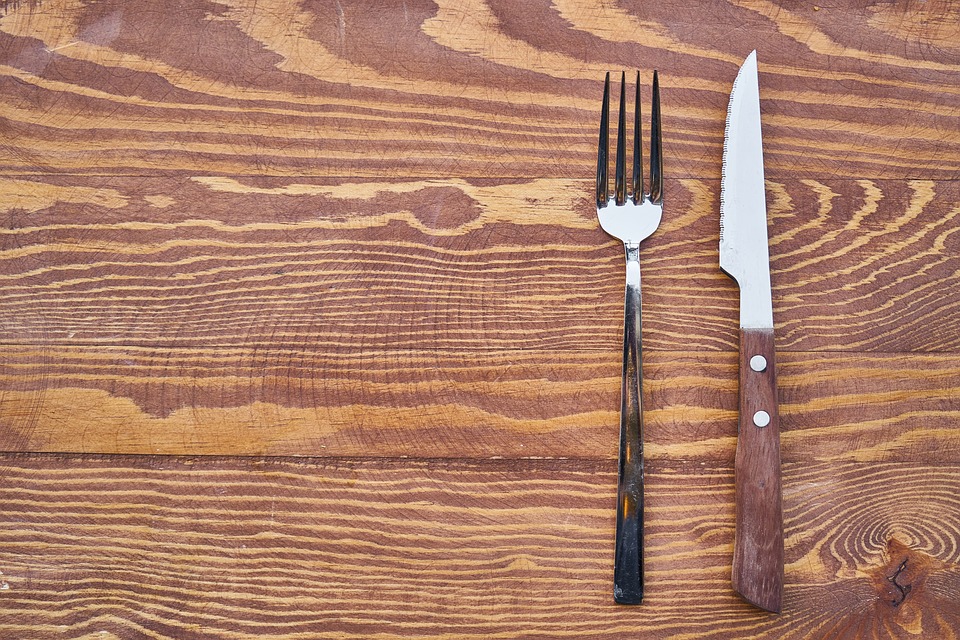 Kniv og gaffel på træbord