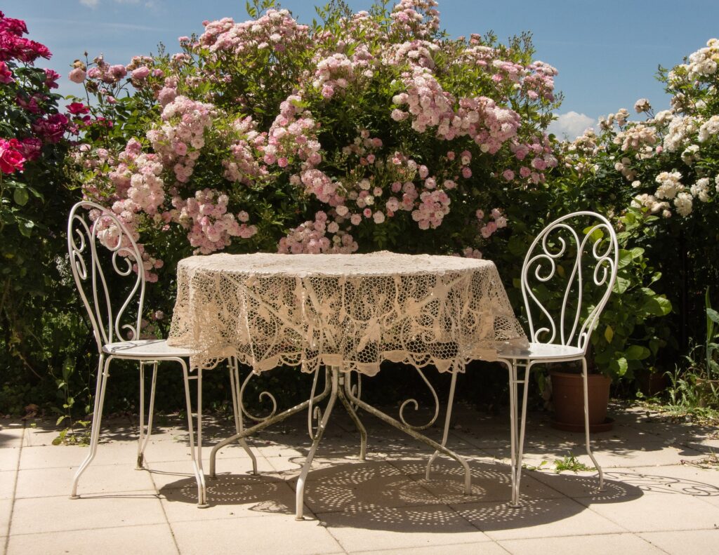 Terrasse med fliser og blomster